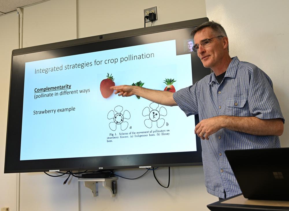 Professor Neal Williams, pollination ecologist, talks about native bee diversity. (Photo by Kathy Keatley Garvey)