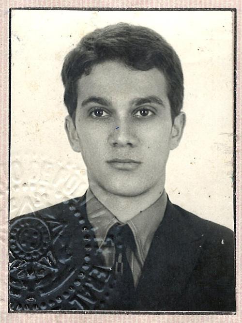An early passport image of Walter Leal.